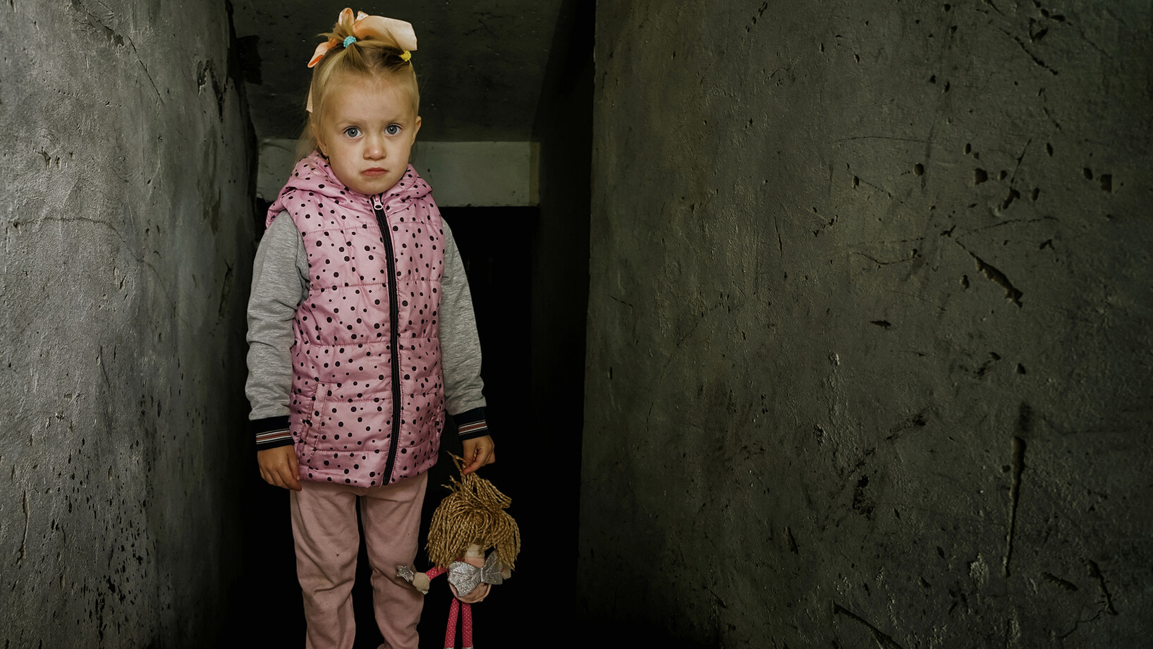 Die vierjährige Milana steht vor dem zerstörten Heizungsraum ihres Kindergartens.